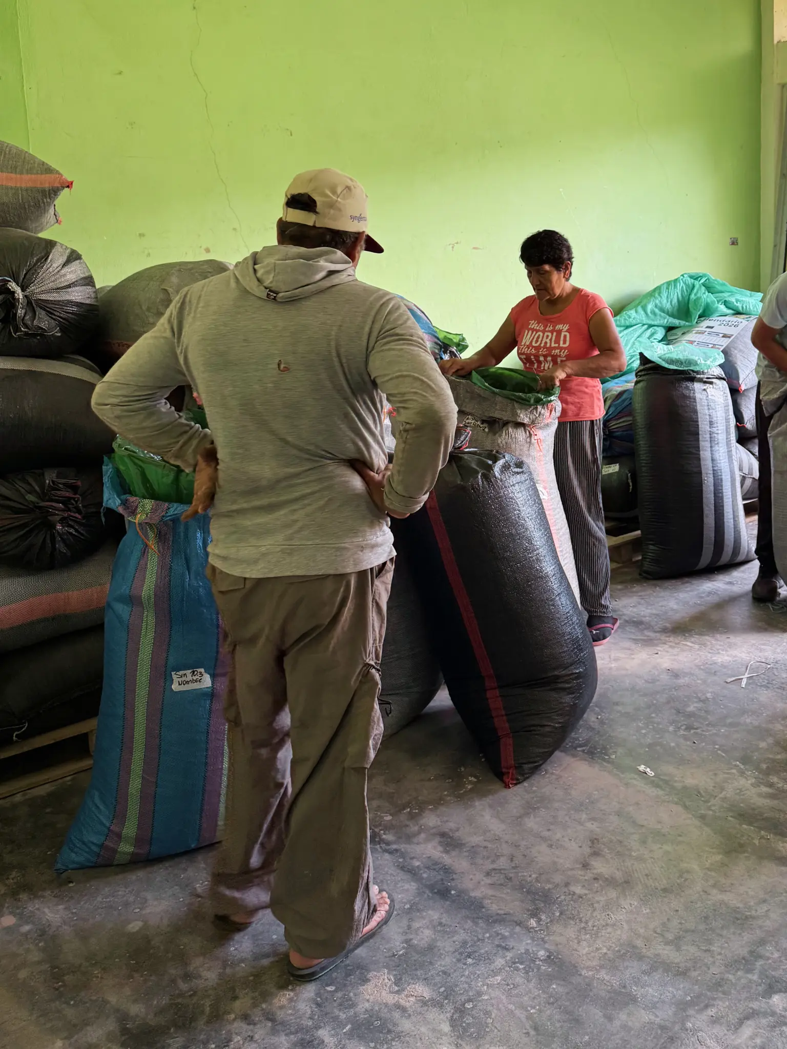 Familia trabajando junto a sacos de café